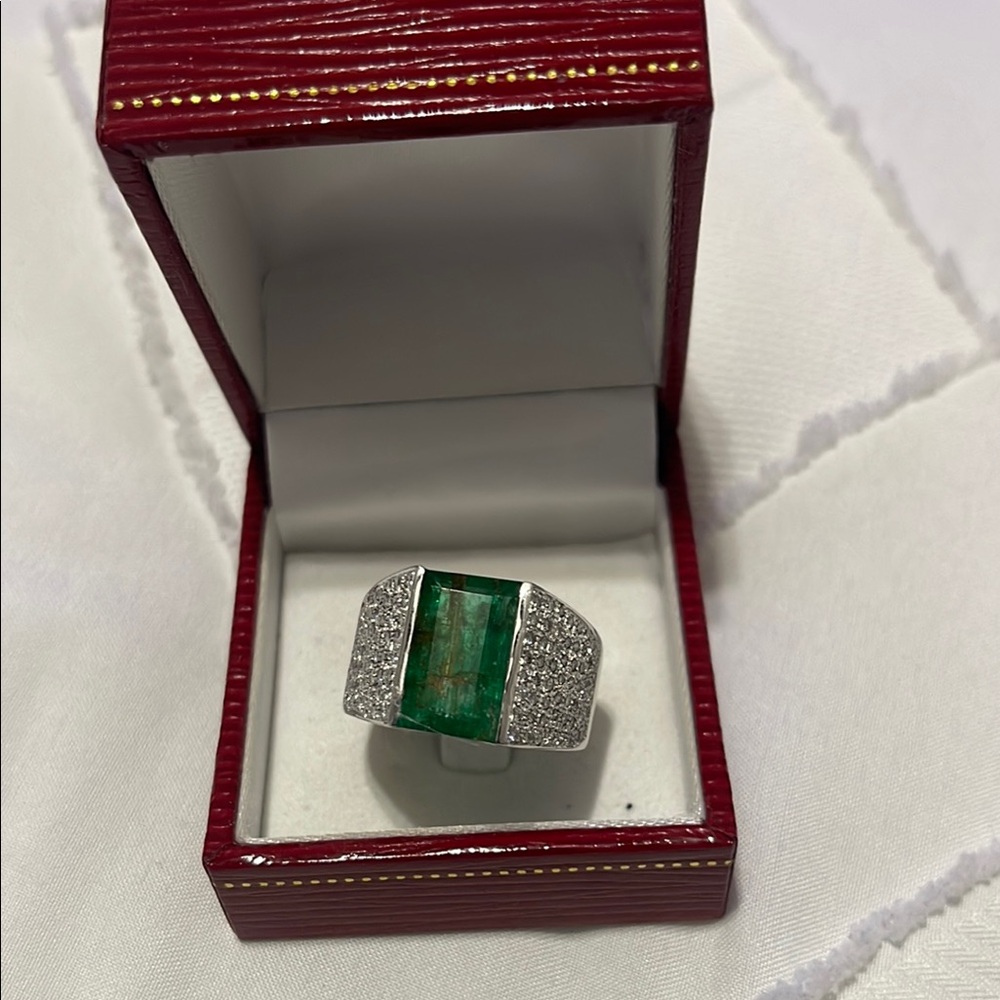 Emerald and Diamonds ring